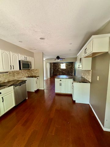 1537 N Milton Ct, Derby, KS 67037