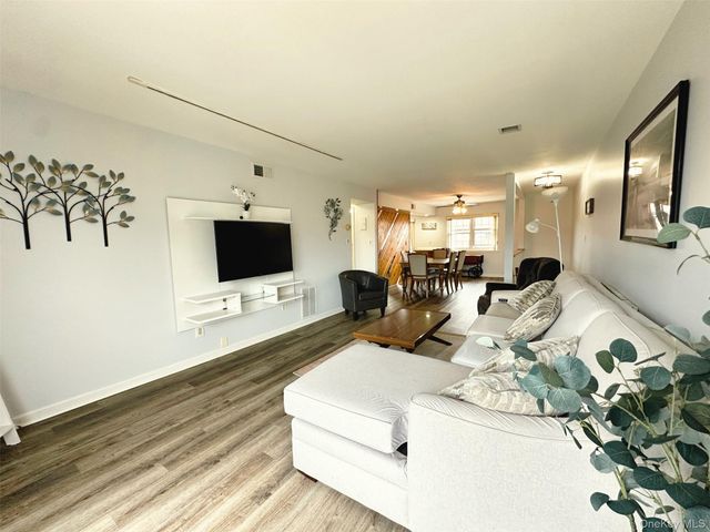 445 Mariners Way, Copiague, NY 11726