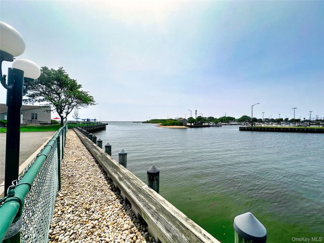 445 Mariners Way, Copiague, NY 11726