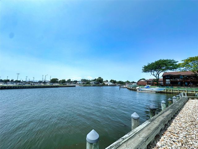 445 Mariners Way, Copiague, NY 11726