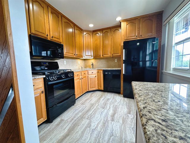 445 Mariners Way, Copiague, NY 11726