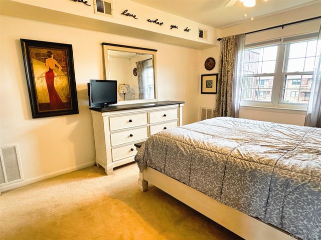 445 Mariners Way, Copiague, NY 11726