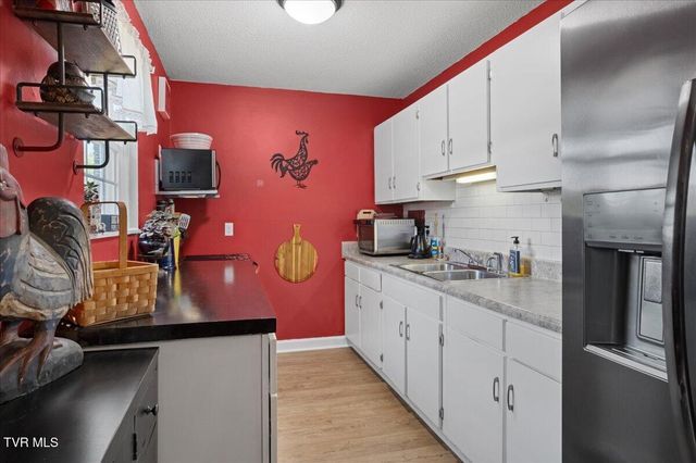 139 Valley Pl Drive, Johnson City, TN 37615