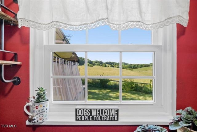 139 Valley Pl Drive, Johnson City, TN 37615