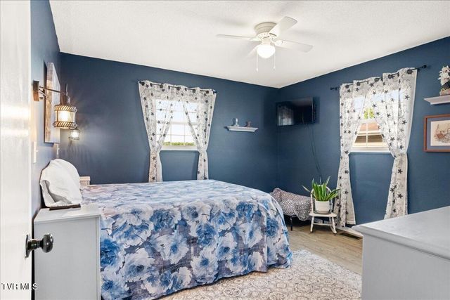 139 Valley Pl Drive, Johnson City, TN 37615