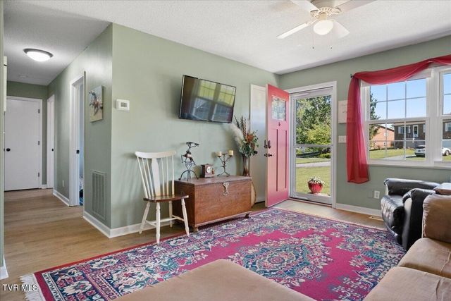 139 Valley Pl Drive, Johnson City, TN 37615