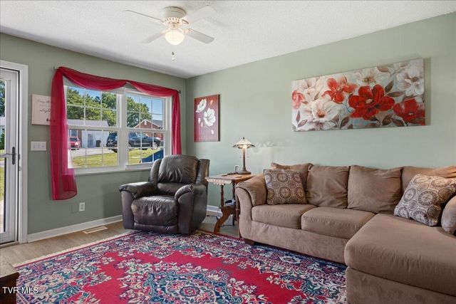 139 Valley Pl Drive, Johnson City, TN 37615