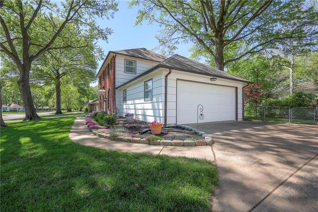 9724 Outlook Drive, Overland Park, KS 66207