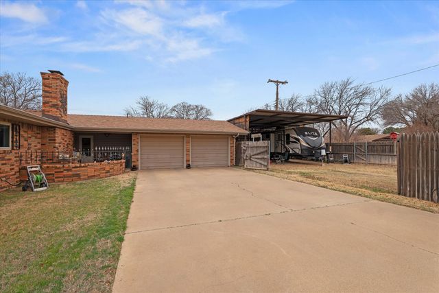 101 Willowwood Lane, Levelland, TX 79336