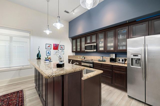 2208 Post Office Street 302, Galveston, TX 77550