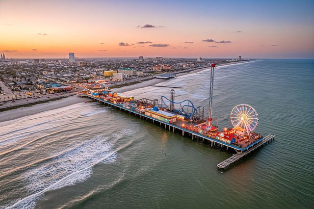2208 Post Office Street 302, Galveston, TX 77550