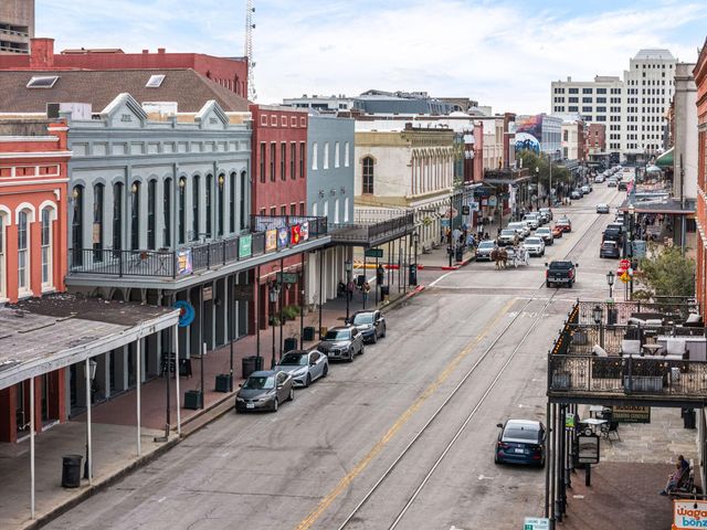 2208 Post Office Street 302, Galveston, TX 77550