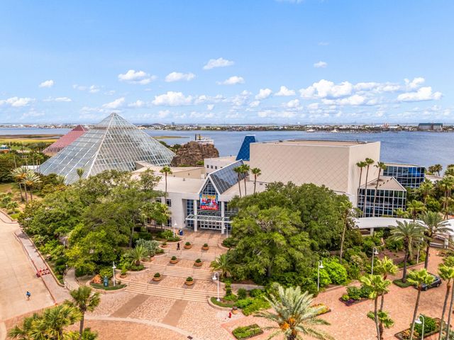 2208 Post Office Street 302, Galveston, TX 77550