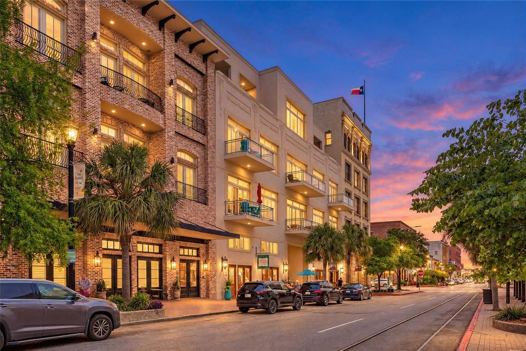 2208 Post Office Street 302, Galveston, TX 77550