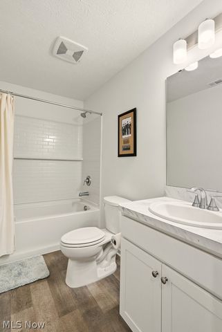 677 Crossings Lane, Akron, OH 44320