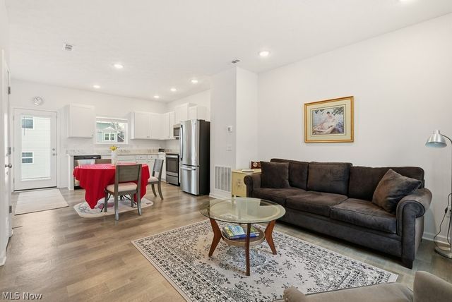 677 Crossings Lane, Akron, OH 44320