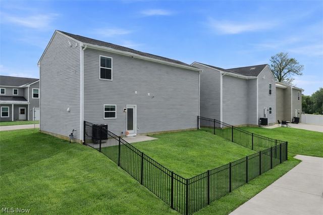 677 Crossings Lane, Akron, OH 44320