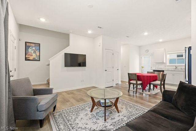 677 Crossings Lane, Akron, OH 44320