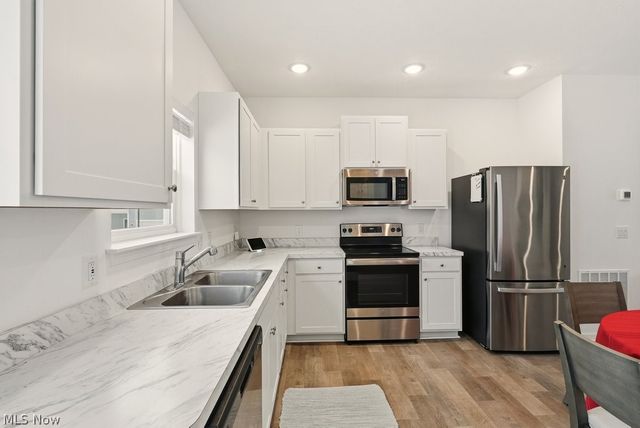 677 Crossings Lane, Akron, OH 44320