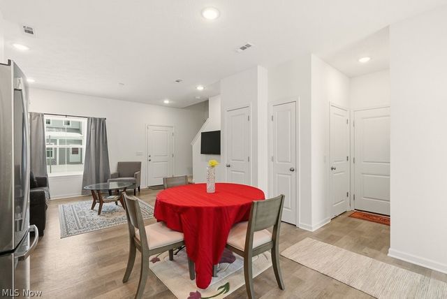 677 Crossings Lane, Akron, OH 44320