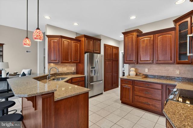 10 SURREY DR, Stevens, PA 17578