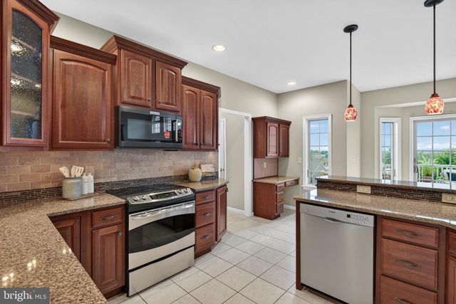 10 SURREY DR, Stevens, PA 17578