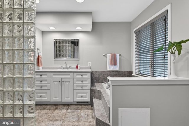 10 SURREY DR, Stevens, PA 17578