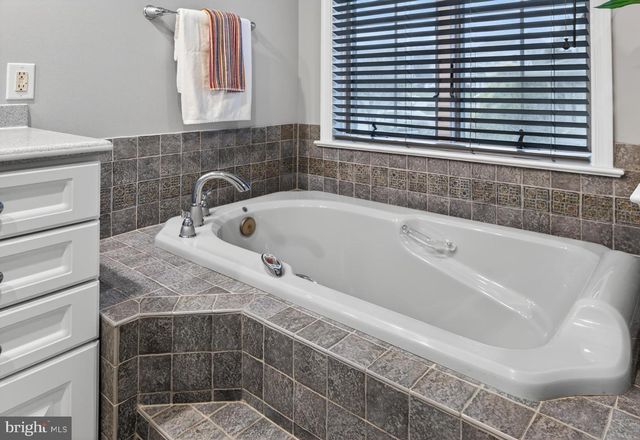 10 SURREY DR, Stevens, PA 17578