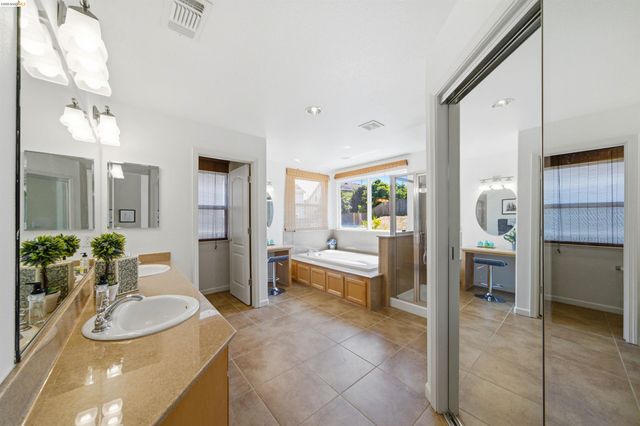 327 Hawk Ridge Dr, Richmond, CA 94806