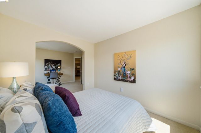 327 Hawk Ridge Dr, Richmond, CA 94806