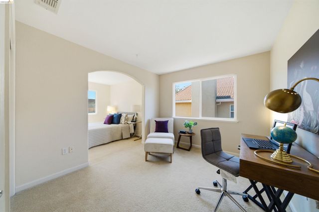 327 Hawk Ridge Dr, Richmond, CA 94806