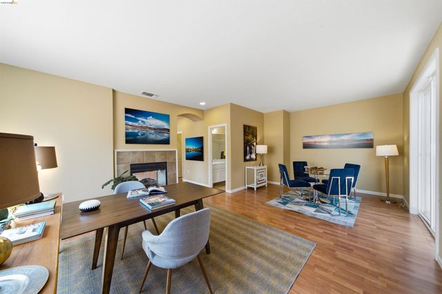 327 Hawk Ridge Dr, Richmond, CA 94806