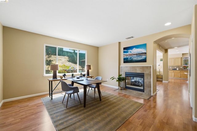 327 Hawk Ridge Dr, Richmond, CA 94806