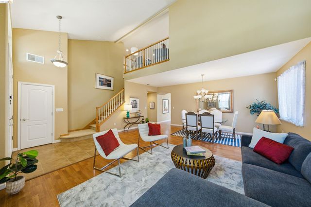 327 Hawk Ridge Dr, Richmond, CA 94806