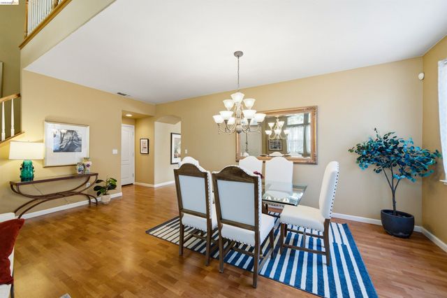 327 Hawk Ridge Dr, Richmond, CA 94806