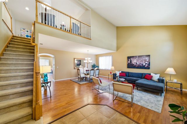 327 Hawk Ridge Dr, Richmond, CA 94806