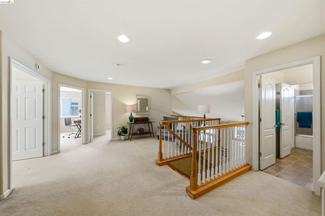 327 Hawk Ridge Dr, Richmond, CA 94806