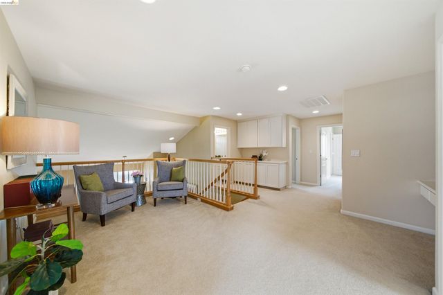327 Hawk Ridge Dr, Richmond, CA 94806