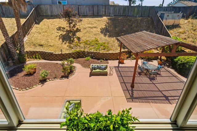 327 Hawk Ridge Dr, Richmond, CA 94806