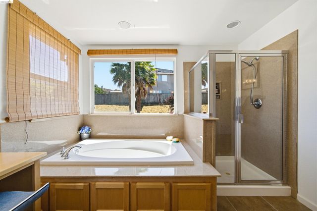 327 Hawk Ridge Dr, Richmond, CA 94806