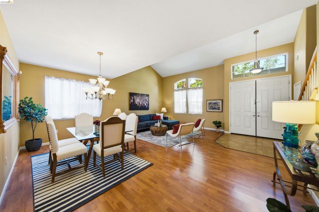327 Hawk Ridge Dr, Richmond, CA 94806