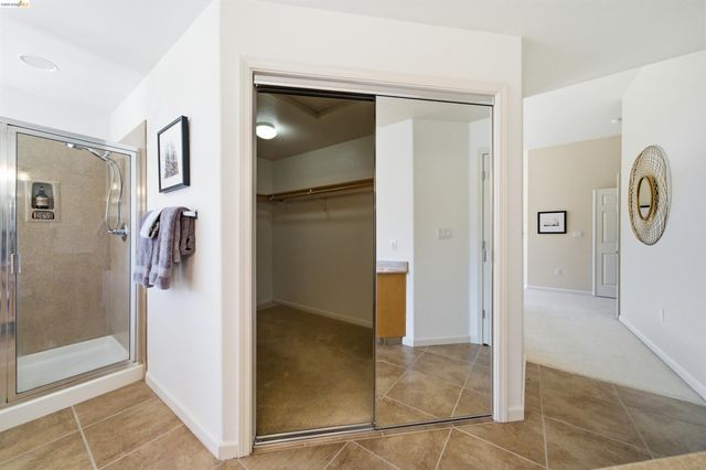 327 Hawk Ridge Dr, Richmond, CA 94806