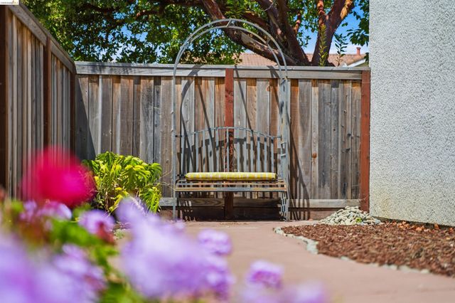 327 Hawk Ridge Dr, Richmond, CA 94806
