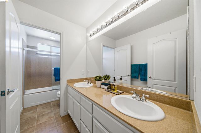 327 Hawk Ridge Dr, Richmond, CA 94806