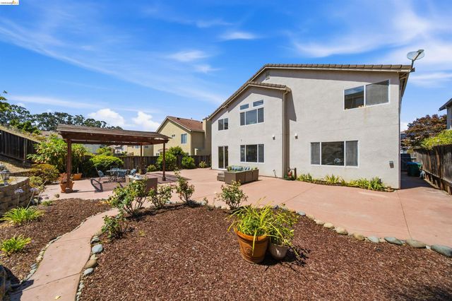 327 Hawk Ridge Dr, Richmond, CA 94806