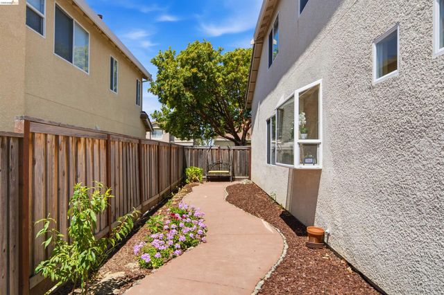 327 Hawk Ridge Dr, Richmond, CA 94806