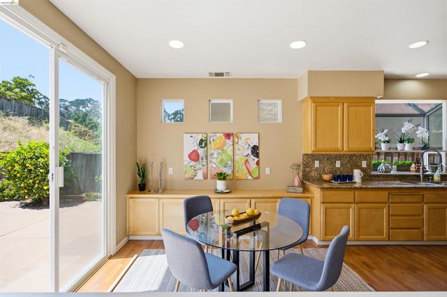 327 Hawk Ridge Dr, Richmond, CA 94806