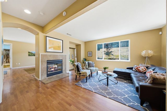327 Hawk Ridge Dr, Richmond, CA 94806