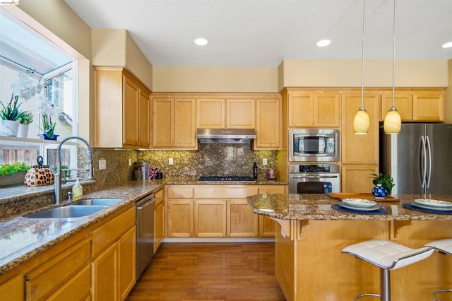 327 Hawk Ridge Dr, Richmond, CA 94806