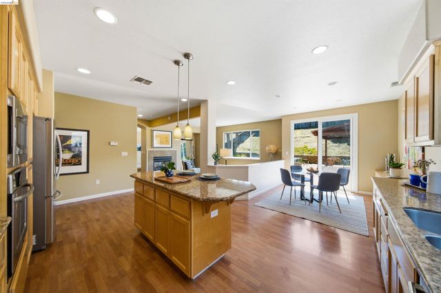 327 Hawk Ridge Dr, Richmond, CA 94806